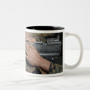 Caneca De Café Em Dois Tons A Marine carrega uma metralhadora M-240G