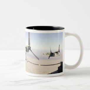Caneca De Café Em Dois Tons A MV-22 Osprey reabastece voo médio