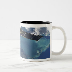Caneca De Café Em Dois Tons A nave espacial Progress 22 atracada
