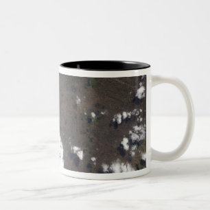 Caneca De Café Em Dois Tons A pena aumenta do vulcão de Nyiragongo no manual