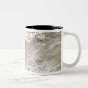 Caneca De Café Em Dois Tons A poeira e as nuvens pairaram sobre o DES de