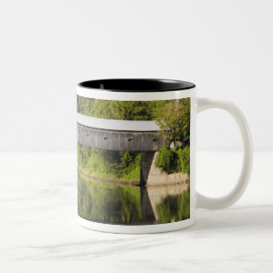 Caneca De Café Em Dois Tons A Ponte Coberta Windsor-Cornish atravessa o