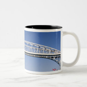 Caneca De Café Em Dois Tons A ponte de água azul é uma ponte de envergadura du