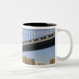 Caneca De Café Em Dois Tons A ponte de Manhattan sobre o rio East 2