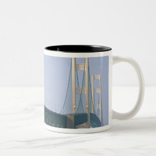 Caneca De Café Em Dois Tons A Ponte Mackinac que atravessa o Estreito de 2