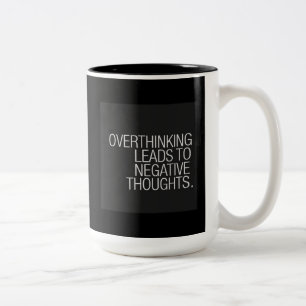 CANECA DE CAFÉ EM DOIS TONS A SOBREPENSAÇÃO LEVA A PENSAMENTOS NEGATIVOS À