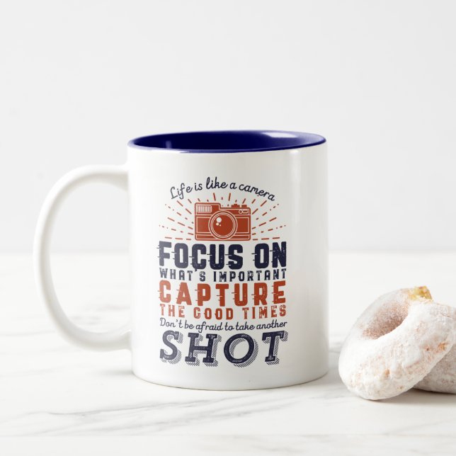 Caneca De Café Em Dois Tons A Vida É Como Uma Câmera Fotográfica (Com Donut)