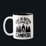 Caneca De Café Em Dois Tons A vida é melhor ao redor da fogueira<br><div class="desc">Estes são presentes fantásticos para seus amigos,  família ou colegas. Eles têm a garantia de fazer o receptor rir no seu aniversário,  Natal ou até mesmo para uma pequena surpresa aleatória.</div>