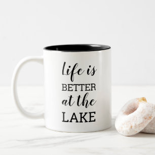 Caneca De Café Em Dois Tons A vida é melhor no lago da tipografia negra