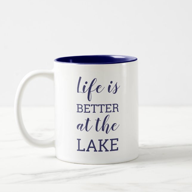 Caneca De Café Em Dois Tons A Vida é Melhor no Lago Tipografia Azul Marinho (Esquerda)