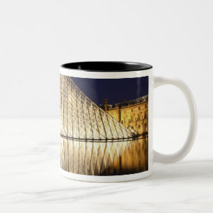 Caneca De Café Em Dois Tons A vista noturna da Pirâmide de vidro do Museu do