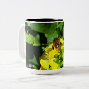 Caneca De Café Em Dois Tons Abelhas nas Flores Amarelas