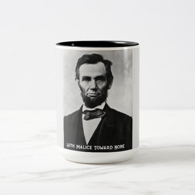 Caneca De Café Em Dois Tons Abraham Lincoln - Com Malice Em Direção A Nenhuma  (Centro)