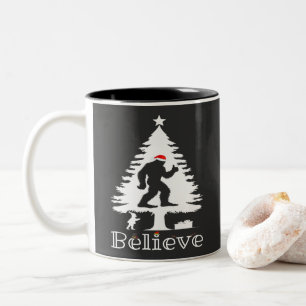 Caneca De Café Em Dois Tons Acredite na Árvore de Natal da Criptozoologia Bigf