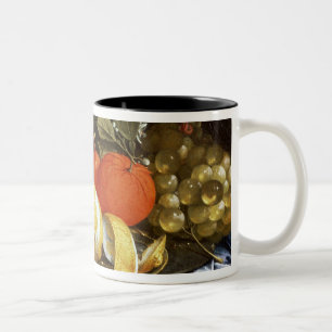 Caneca De Café Em Dois Tons Ainda vida das uvas, das laranjas e de um limão
