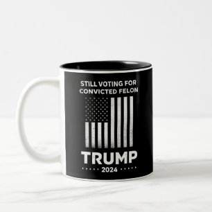 Caneca De Café Em Dois Tons Ainda votando no criminoso condenado Trump 2024 