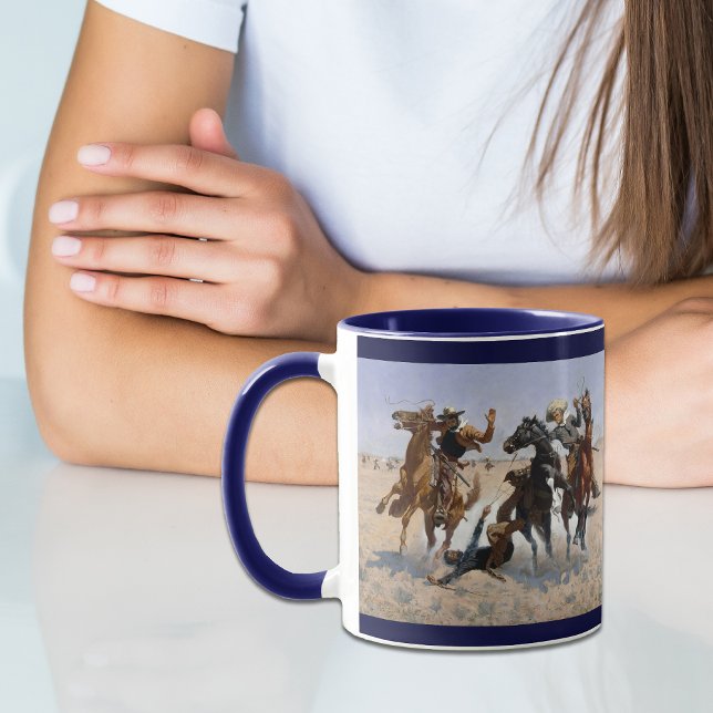 Caneca De Café Em Dois Tons Ajudando um camarada Remington Fine Art (Criador carregado)