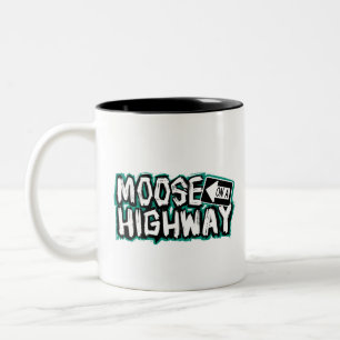 Caneca De Café Em Dois Tons Alce em uma caneca de estrada