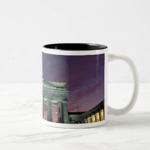 Caneca De Café Em Dois Tons Alemanha, Berlim. Portão de Brandemburgo à noite.