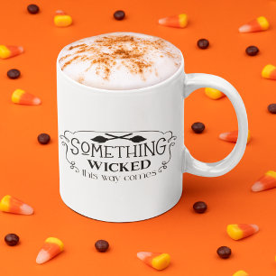 Caneca De Café Em Dois Tons Algo Sinistro se Aproxima Halloween
