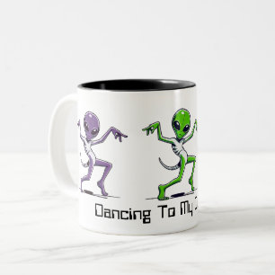 Caneca De Café Em Dois Tons Aliens Coloridos - Dançando ao Meu Próprio Beat