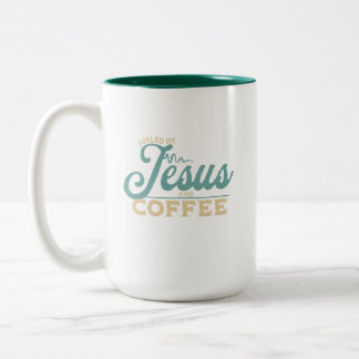 Caneca De Café Em Dois Tons Alimentado por Jesus e Café Design cristão