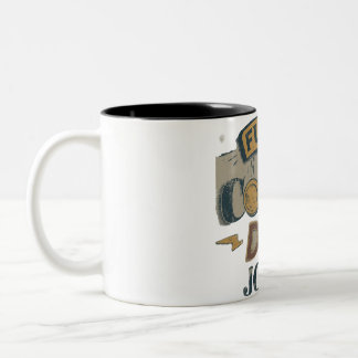 Caneca De Café Em Dois Tons Alimentado por Piadas de café e Pais