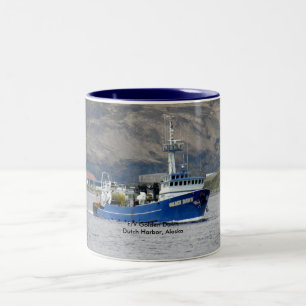 Caneca De Café Em Dois Tons Alvorecer dourado, pescando a traineira no porto