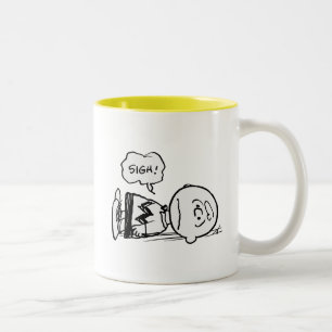Caneca De Café Em Dois Tons Amendoins Charlie Brown está abaixado