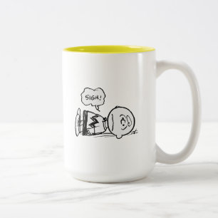 Caneca De Café Em Dois Tons Amendoins Charlie Brown está abaixado
