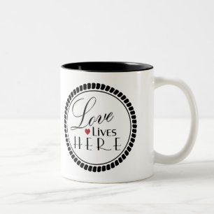 Caneca De Café Em Dois Tons Amor Vive Aqui Tipografia