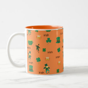 Caneca De Café Em Dois Tons amuletos sortudos irlandeses e padrões de cerveja