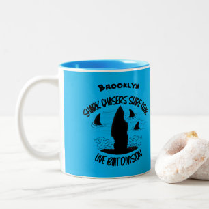 Caneca De Café Em Dois Tons Animação de caçadores de tubarão engraçados