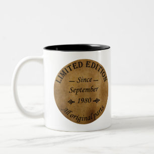 Caneca De Café Em Dois Tons aniversário do vintage setembro de 1980