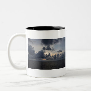 Caneca De Café Em Dois Tons Antecipando O Sol, Nuvens Puffy, Mar do Norte.