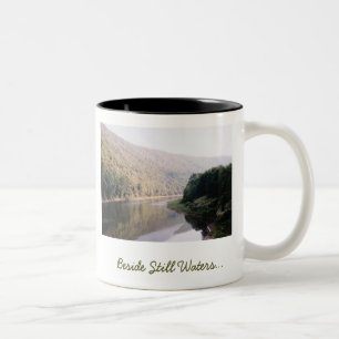 Caneca De Café Em Dois Tons Ao lado do copo de café imóvel das águas