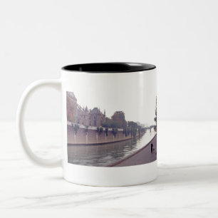 Caneca De Café Em Dois Tons Ao Longo Do Sena, Caminhando O Cão