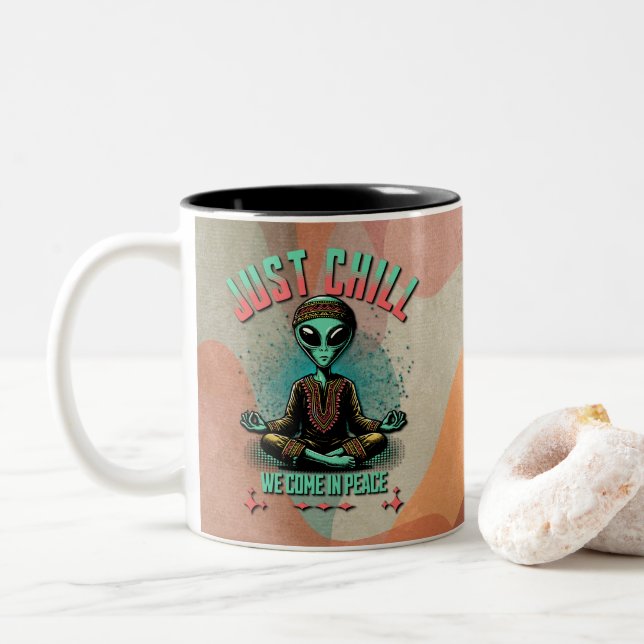Caneca De Café Em Dois Tons Apenas relaxe, nós viemos em paz (Com Donut)