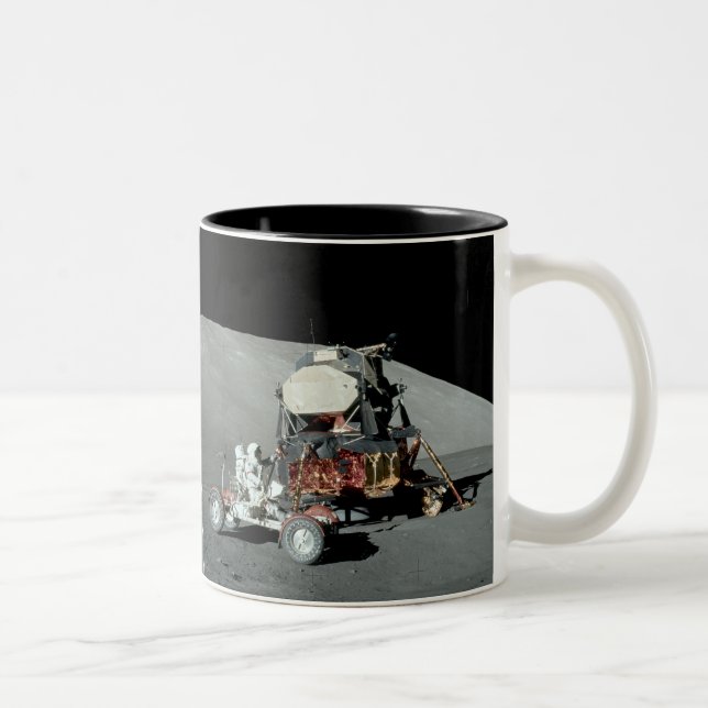 Caneca De Café Em Dois Tons Apollo 17 - A aterragem de lua equipada final (Direita)