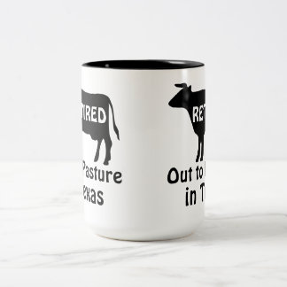 Caneca De Café Em Dois Tons Aposentado na Pastagem no Texas Vaca Engraçada