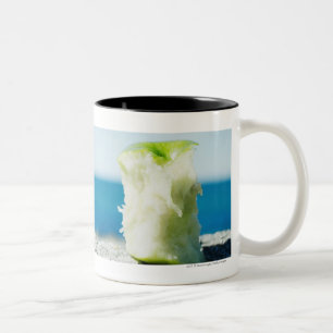 Caneca De Café Em Dois Tons Apple retira o núcleo na sujeira