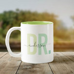 Caneca De Café Em Dois Tons Apreciação Personalizada de Nome do Médico Novo Mo<br><div class="desc">Uma caneca de café bonita e moderna dizendo DR na tipografia moderna em tons verdes empoeirados com seu nome familiar na caligrafia de uma caneca de café com duas tonalidades. Um presente de apreciação perfeito para um médico especial na sua vida, um obrigado sincero para você, ou um presente de...</div>