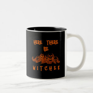 Caneca De Café Em Dois Tons Aqui Tem Bruxas