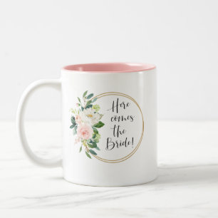 Caneca De Café Em Dois Tons Aqui vem o Floral de Cor de Água do Blush Bride