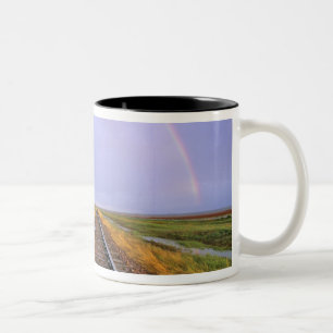 Caneca De Café Em Dois Tons Arco-íris sobre trilhos de trem perto de Fairfield