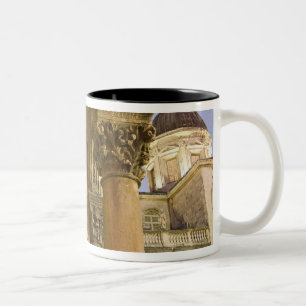 Caneca De Café Em Dois Tons Arcos do Palácio do Reitor com a Catedral de Dubro