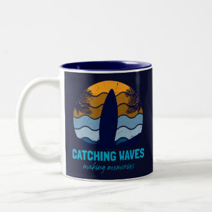 Caneca De Café Em Dois Tons Arte de Praia das Ondas de Captura Retro Surfboard