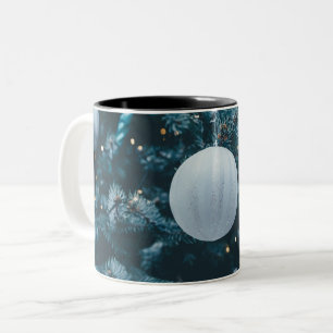 Caneca De Café Em Dois Tons Árvore de Natal cintilante e bolas de Natal