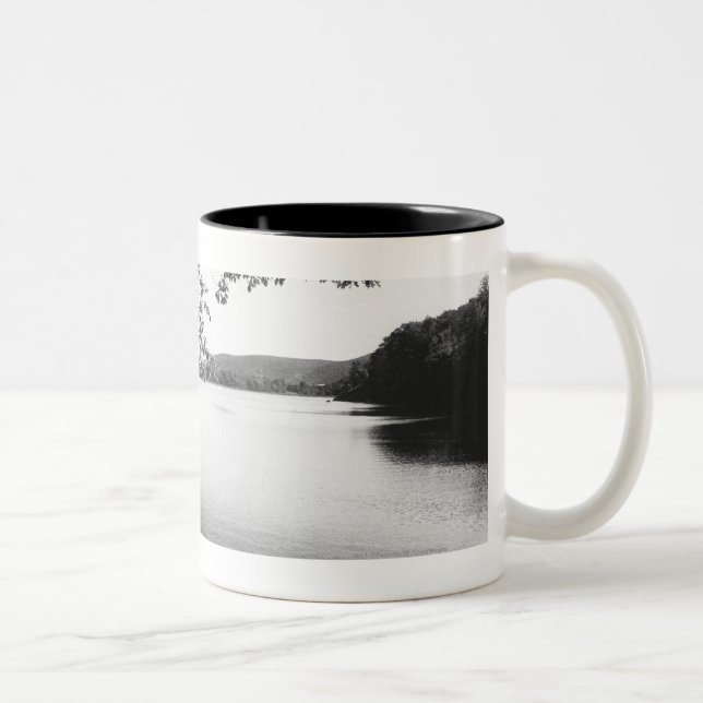 Caneca De Café Em Dois Tons Árvores pelo rio B&W (Direita)