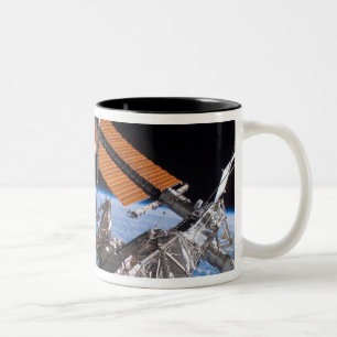 Caneca De Café Em Dois Tons As asas do painel de Canadarm2 e da disposição